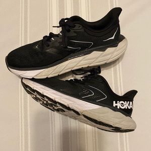 HOKA Arahi 5 Black Running Shoes GUC